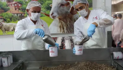 Türk Kızılay, kurban etinden günde 50 bin kişiye yemekle ulaştırıyor