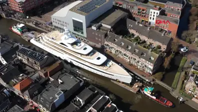 94 metrelik lüks yat dar kanaldan böyle geçti