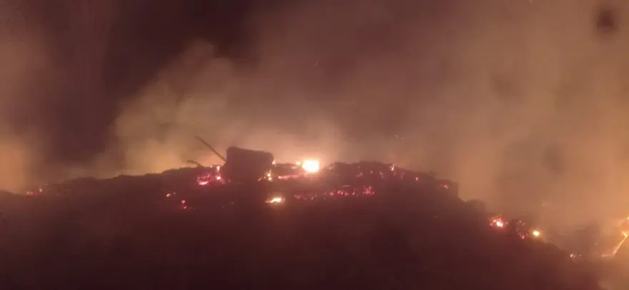 Samanlıktaki yangın evleri yaktı Samanlıktaki yangın evleri yaktı