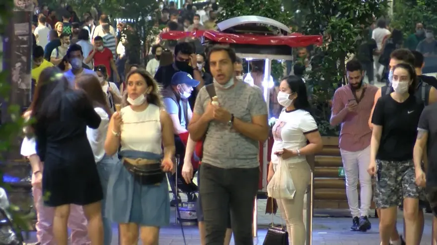 Maske takanlar azalıyor (Maçka Parkı ve İstiklal'de kurallara uyulmadı) 2