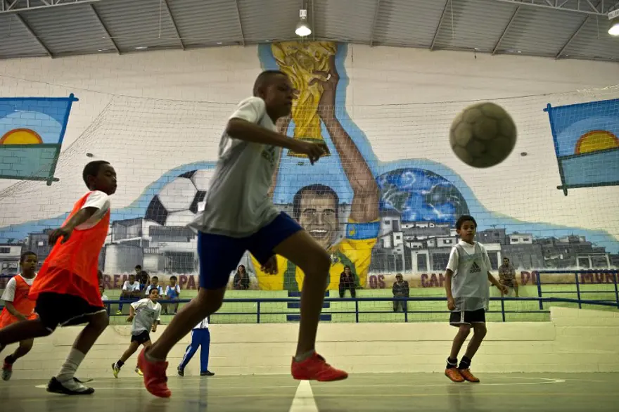 Efsane futbolcudan çocuklara destek 7