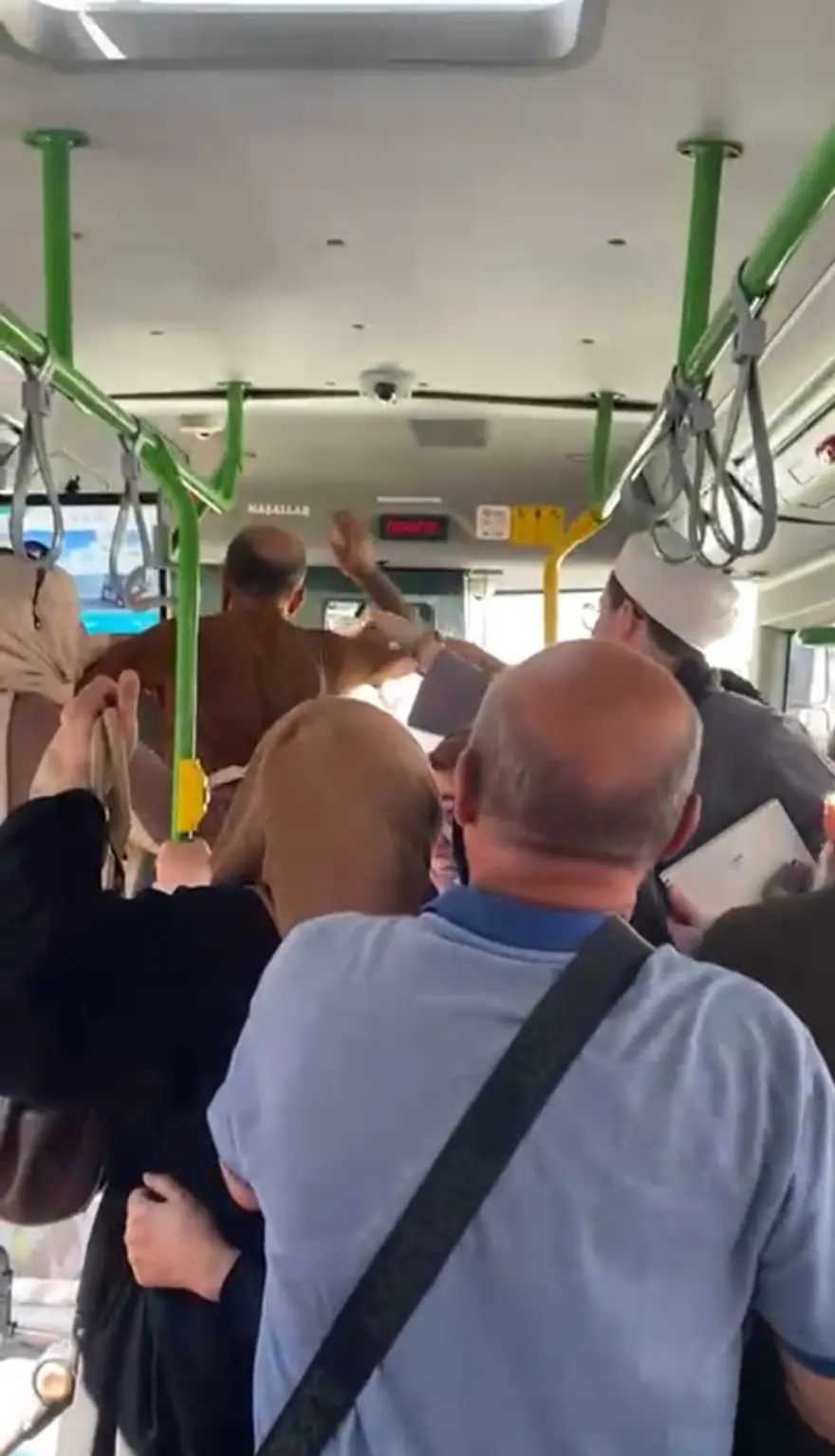 İETT otobüsünde "kart basma" kavgası: Şoförün kafasına yumruk attı 