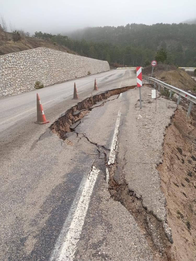 Bolu’da Mudurnu-Göynük karayolunda göçük oluştu