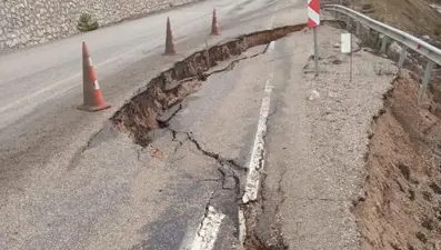 Bolu’da Mudurnu-Göynük karayolunda göçük oluştu