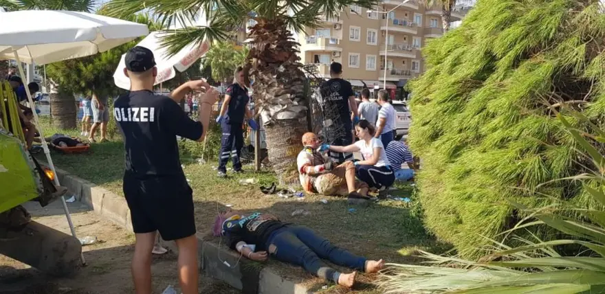 Safari aracı takla attı, yolcular yola savruldu: 3 ölü, 17 yaralı 1