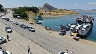 Elazığ-Pertek feribotunda bayram yoğunluğu