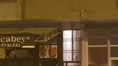 Eşi ve 2 çocuğunu silahla rehin aldı