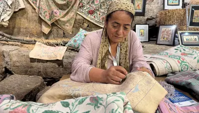 Rengarenk motifleriyle Özbek nakşında yer alan suzani geleneğini bugüne taşıyorlar