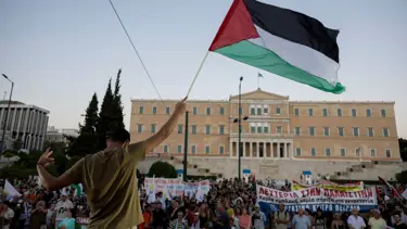 Yunan limanında İsrail protestosu: "Cinayetlerine ara veren askerleri taşıyor"