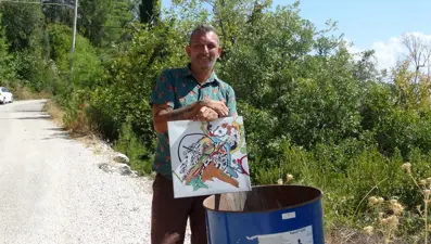 Yaptığı resimleri çöpe atıyor: Koleksiyonerleri çöplük çöplük dolaştırıyor