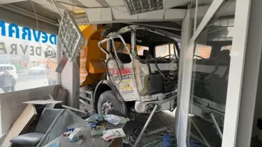 Freni boşalan hafriyat kamyonu iş yerine girdi