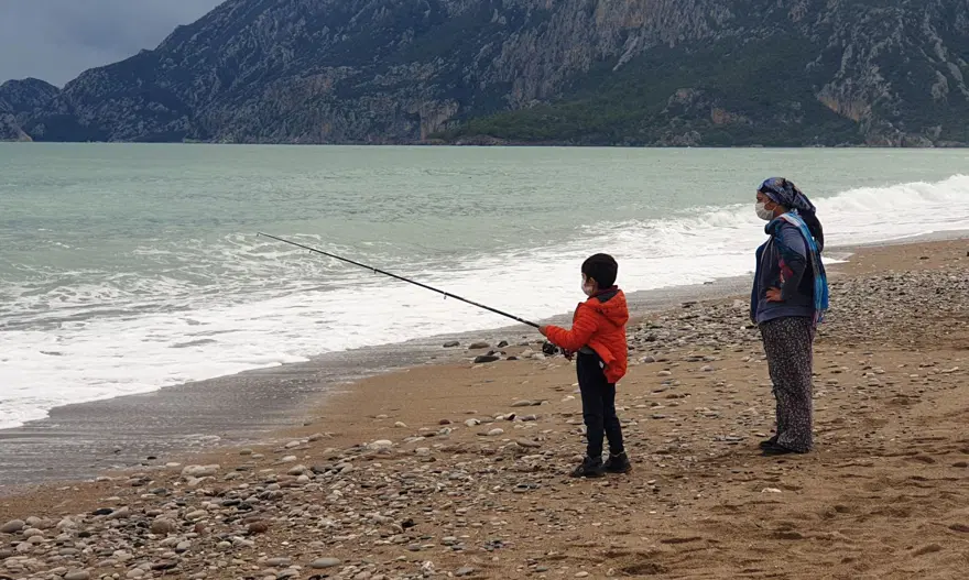 Antalya'daki dalgalar levrek üretim tesisine zarar verince herkes sahile koştu 1
