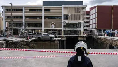 Tayland'da devasa çöküntü oluştu:  Elektrik direkleri içine düştü