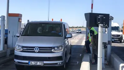 Binali Yıldırım, İstanbul-İzmir Otoyolu'nda minibüs kullandı