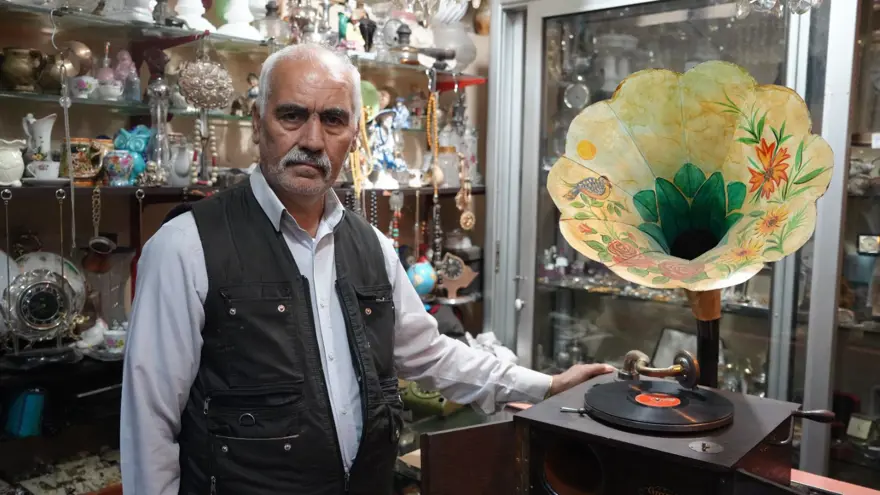 44 yıldır antikacılık yapıyor: Asırlık gramofonlara gözü gibi bakıyor 