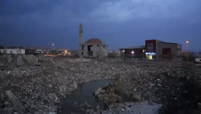 Nurdağı'nda depremde yıkılan bir mahallede bir tek cami ayakta kaldı