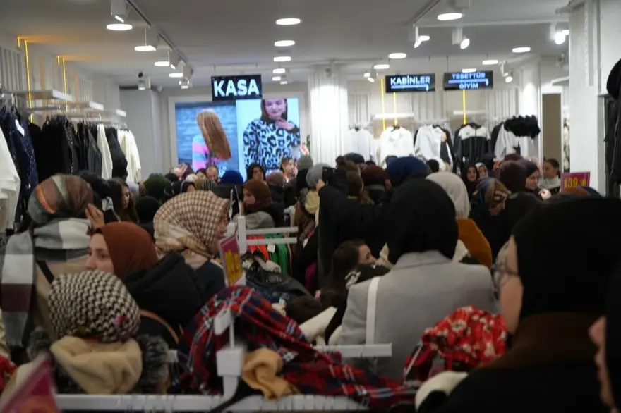 Mağazada indirim izdihamı:Fiyatı duyan mağazaya koştu, denemeden aldılar! 2