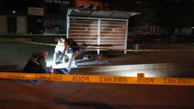 Emekli polis, otobüs durağında yaşamına son verdi