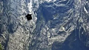 'Cennet Kapısı'ndan uçarak geçti