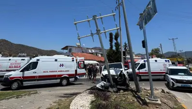 Muğla'da iki araç çarpıştı: Çok sayıda yaralı
