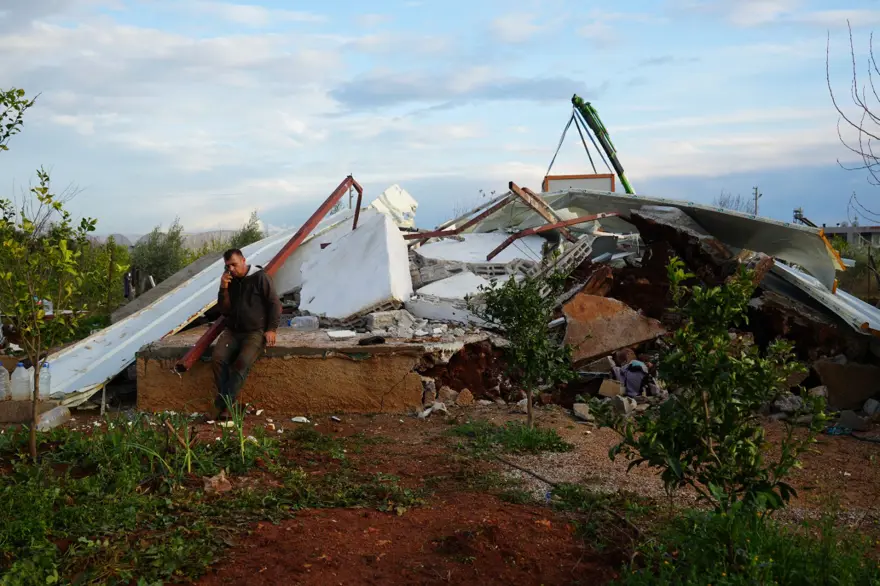 Elinde orakla çatıya çıktı: Jandarmaya zor anlar yaşattı 10