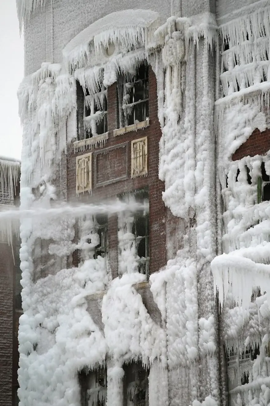 İtfaiyenin buzla mücadelesi 35