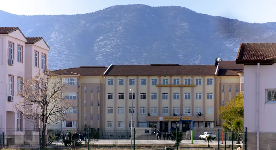 Öğretmen ve müdür yardımcısına öğrencilerden dayak 1