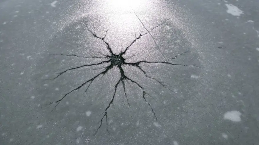 Buz tutan gölün yüzeyinde ilginç şekiller oluştu 