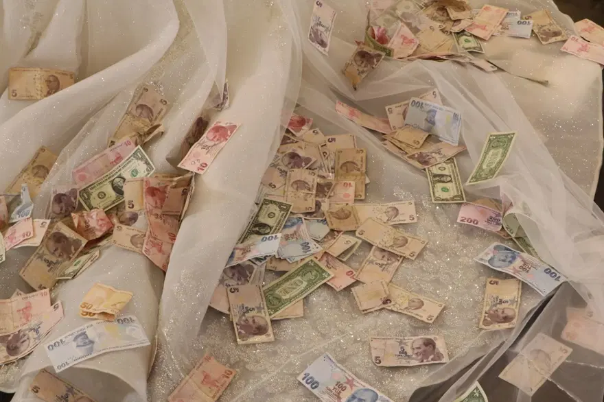 Düğünde dolarlar havada uçuştu: Geline 7 kilo altın takıldı 2