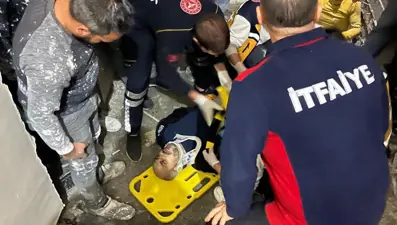 İnşaat işçileri asansör boşluğuna düştü