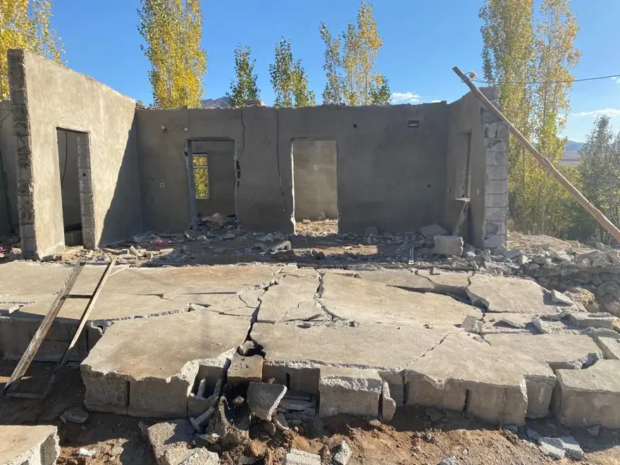 Van'da kullanılmayan evini yıkan kişi duvarın altında kalarak öldü 1