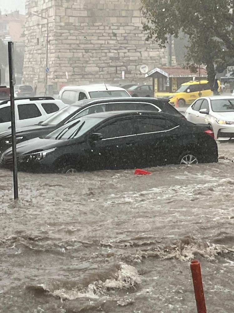 Sağanak fırtınayla beraber geldi, Çanakkale’de 10 dakikalık yağış yolları göle çevirdi
