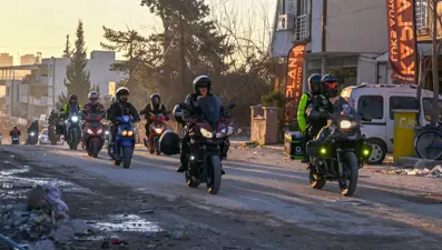 Araçların girmediği yere tıbbi malzemeleri motosikletler götürüyor