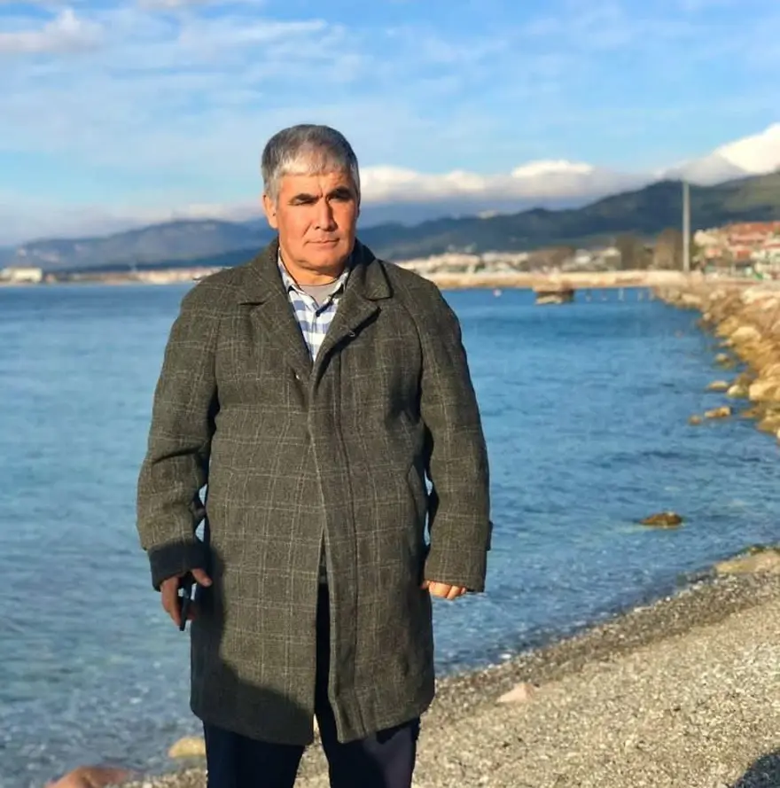 Refüjü aşan otomobil, istinat duvarına çarptı: 1 ölü, 2 yaralı 5