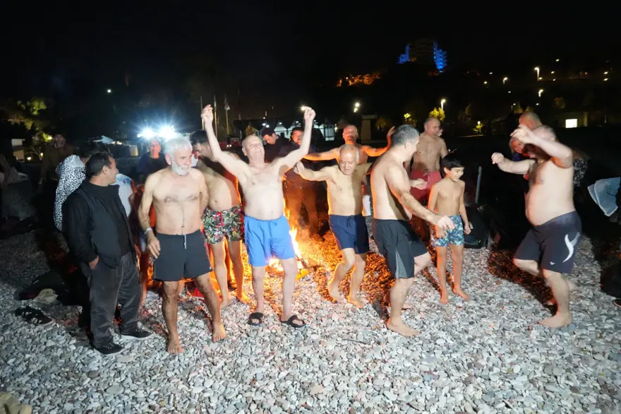 Yeni yıla denizde girdiler: 20 yıldır devam eden gelenek bozulmadı 