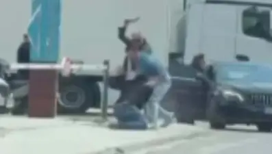 Trafikte tartıştığı sürücüye satırla saldırdı