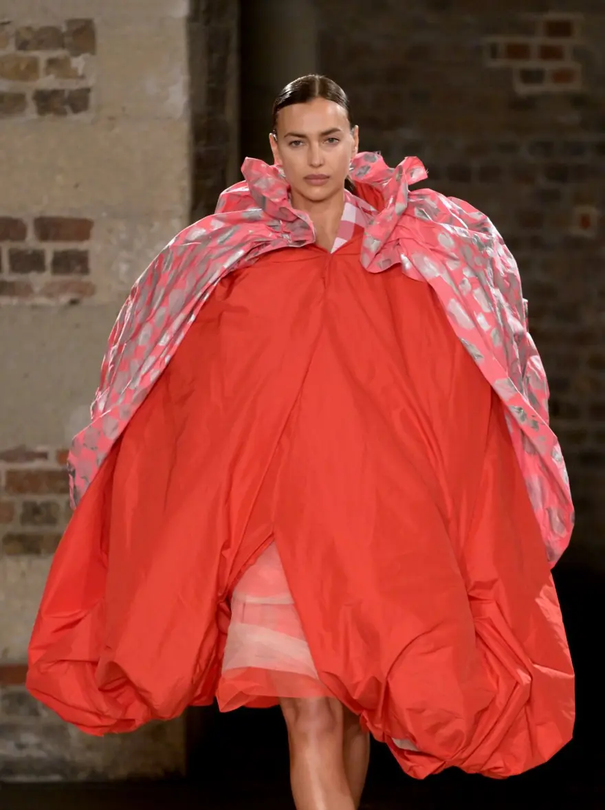 Londra Moda Haftası'na Irina Shayk damgası 1