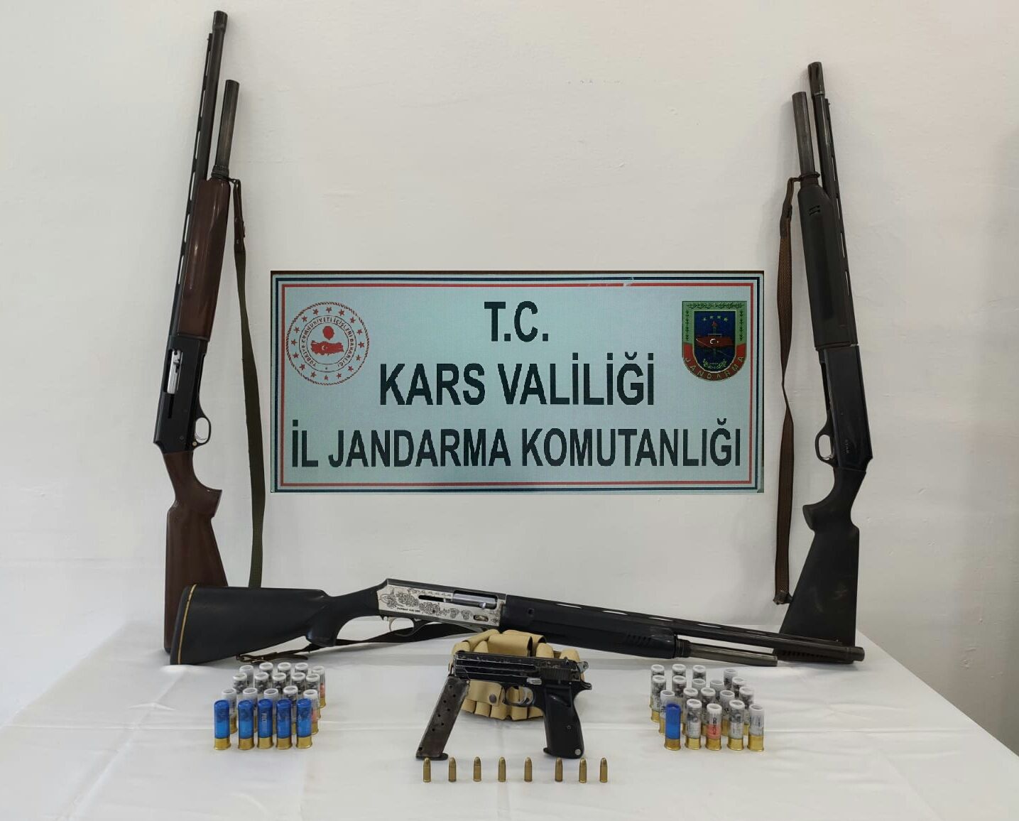 Kars'ta ruhsatsız silah bulunduran 4 kişi gözaltına alındı