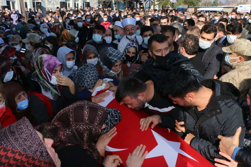 Gara şehidi Aydın Köse son yolculuğuna uğurlandı (Cenazede Kürtçe ağıtlar yakıldı) 2