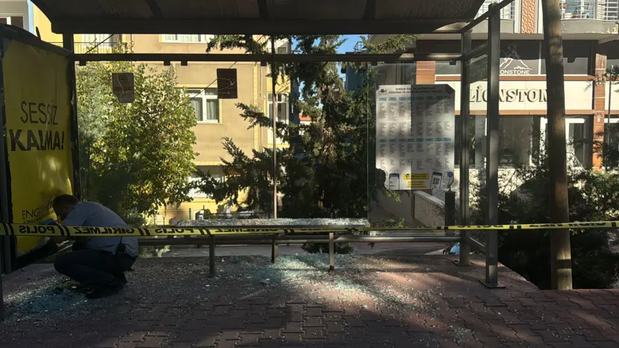 Durakta bekleyen kadına kurşun yağmuru 3 Durakta bekleyen kadına kurşun yağmuru 3