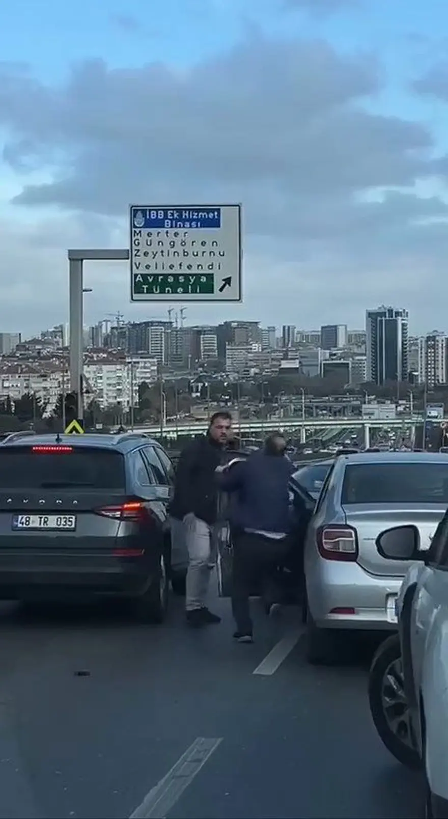 İstanbul’da trafiği durdurankavga: Tekme tokat birbirlerine girdiler 2