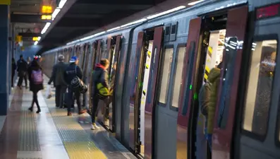 İstanbul'da metro ve tramvay seferleri saat kaçta bitecek? Metro saatleri uzatılacak mı?