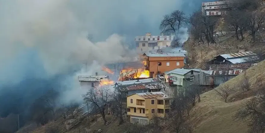 Rize'de Gölyayla köyünde çıkan yangına müdahale devam ediyor: 9 ev zarar gördü 5