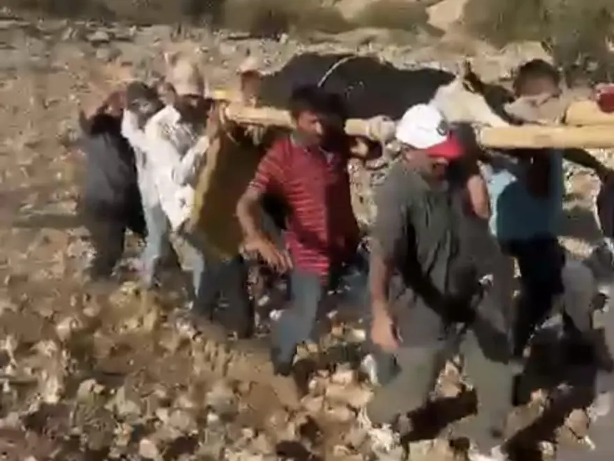 500 kiloluk ineğin ayağı kırıldı: 2 kilometre taşıdılar 3 500 kiloluk ineğin ayağı kırıldı: 2 kilometre taşıdılar 3