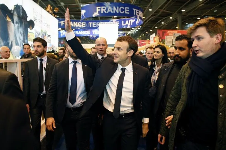 Macron'un göstericiyi darp eden korumasına gözaltı 20 Macron'un göstericiyi darp eden korumasına gözaltı 20