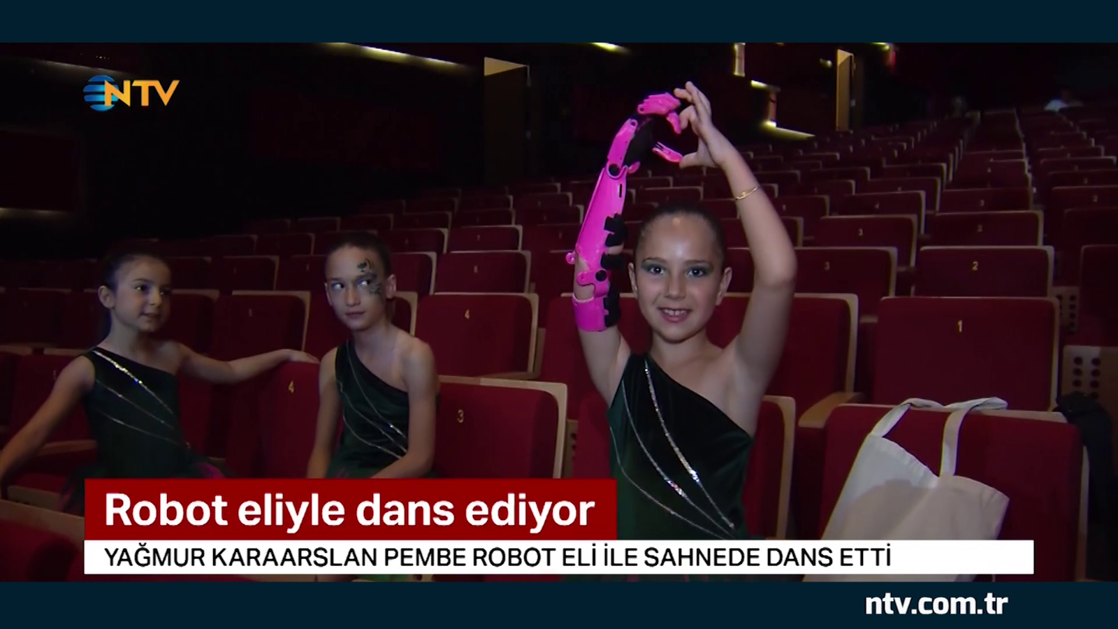 9 yaşındaki Yağmur, pembe simli robot eliyle dans ediyor