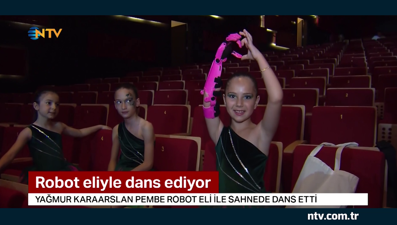 9 yaşındaki Yağmur, pembe simli robot eliyle dans ediyor