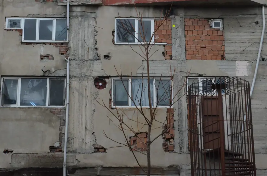 Bağcılar'da göreni şaşkına çeviren bina 1