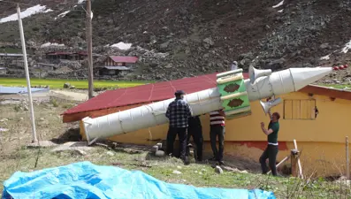 Gelenek sürdü: Kışın 'çığda yıkılmasın' diye yatırılan minare baharla yeniden kaldırıldı