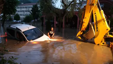 Kastamonu'da sağanak: Araçlar suya gömüldü